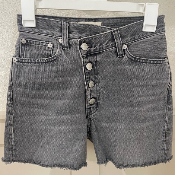 Madewell 90’s Straight Gray Denim High-Waisted Shorts Asymmetric Criss Cross Zip - Picture 1 of 7